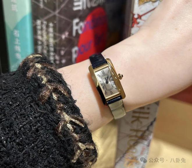 年都没过时这块表才叫经典！k8凯发入口卖了100多(图1)