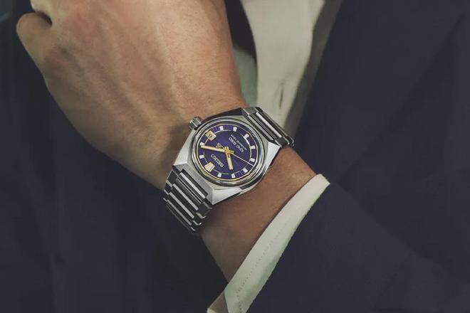 上了皮表带！价格更低风格更强烈新表 两万多的通勤表好选首次换(图8)